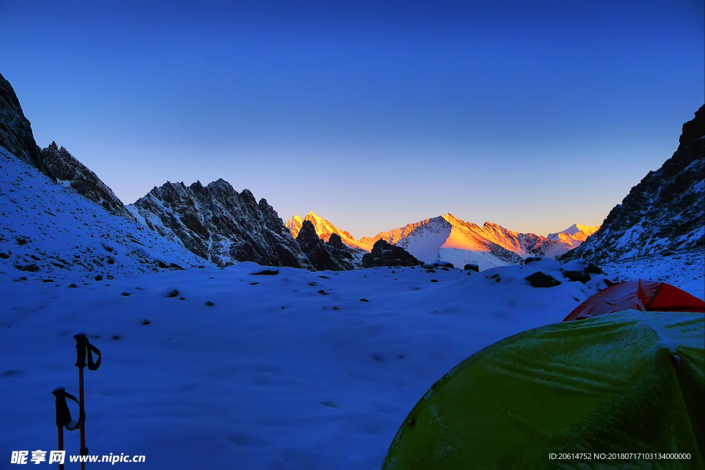 清晨里的雪山风景