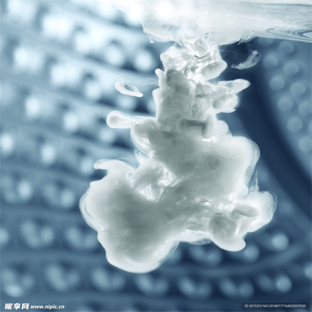 白色液体在水中扩散