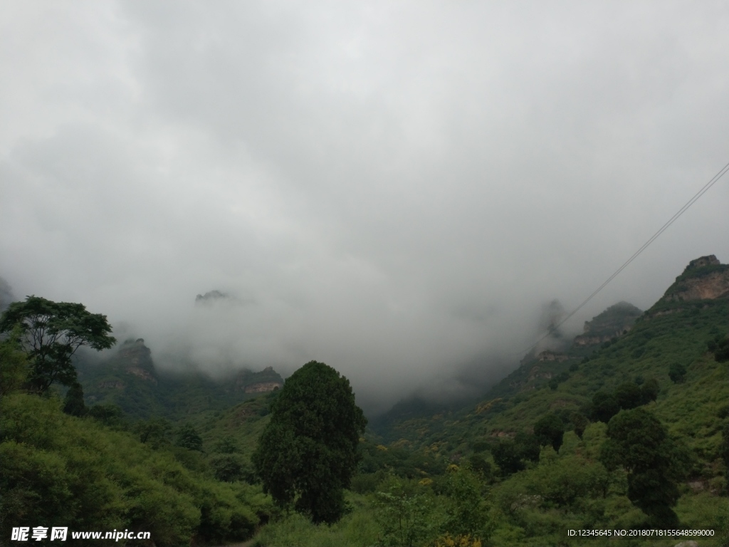 乌云压城 城欲摧