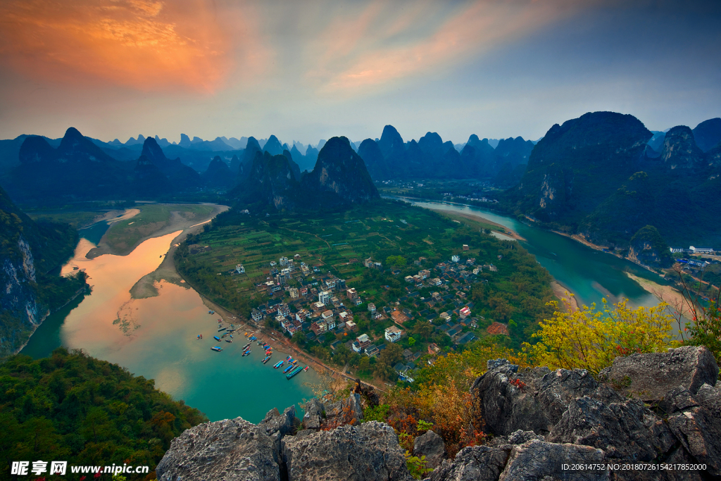 夕阳下的山水风景