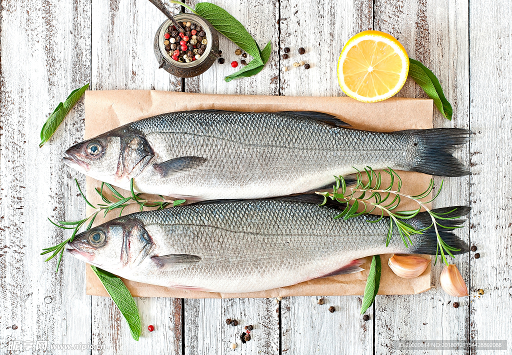 两条木板上的柠檬鱼