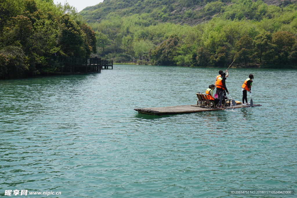 湖中划船