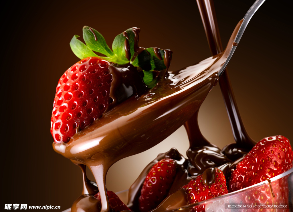 搅拌的草莓巧克力