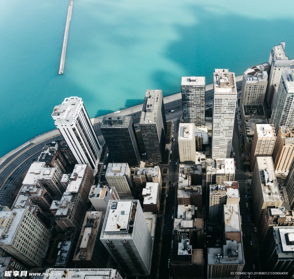 俯瞰海边城市建筑