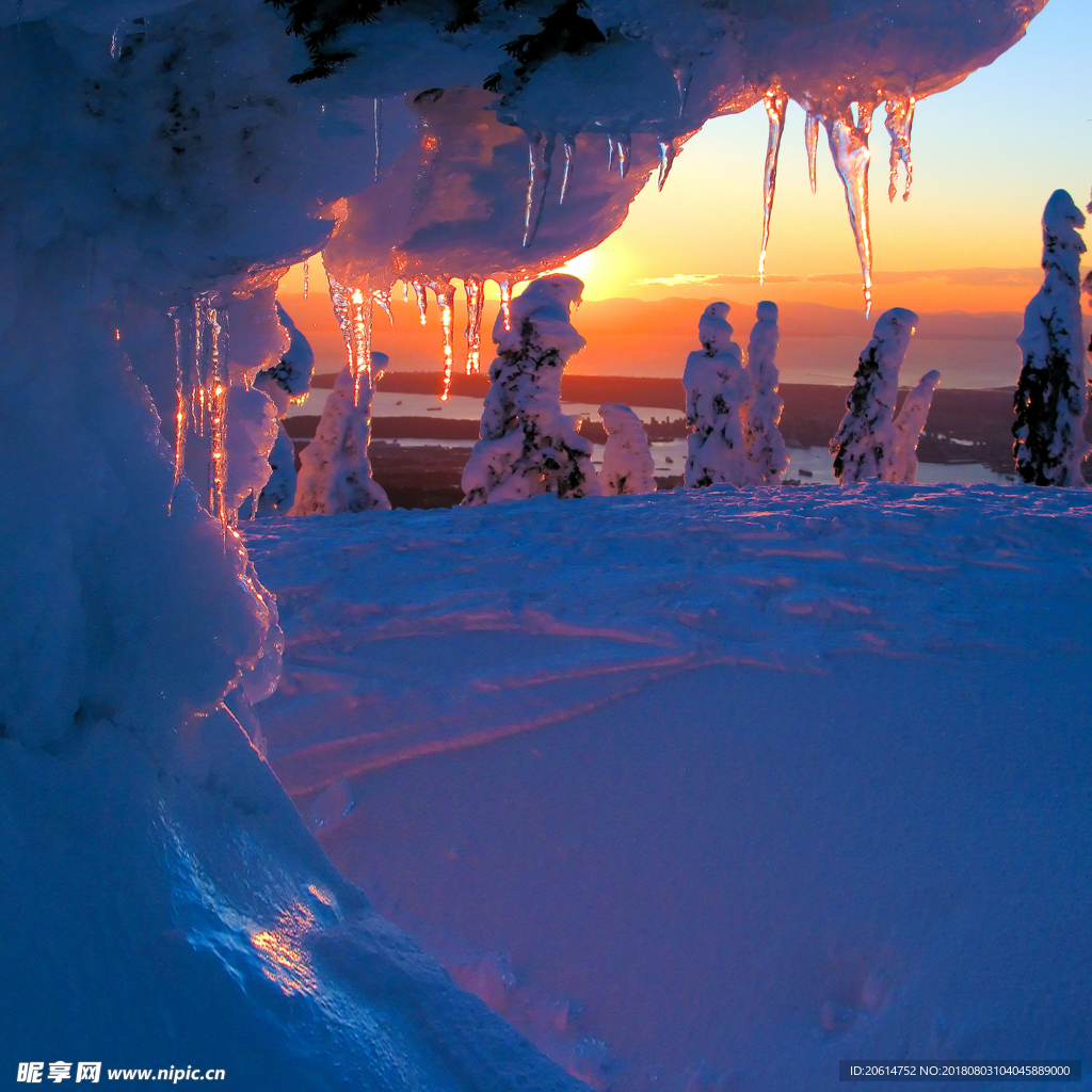 夕阳下的雪山风光