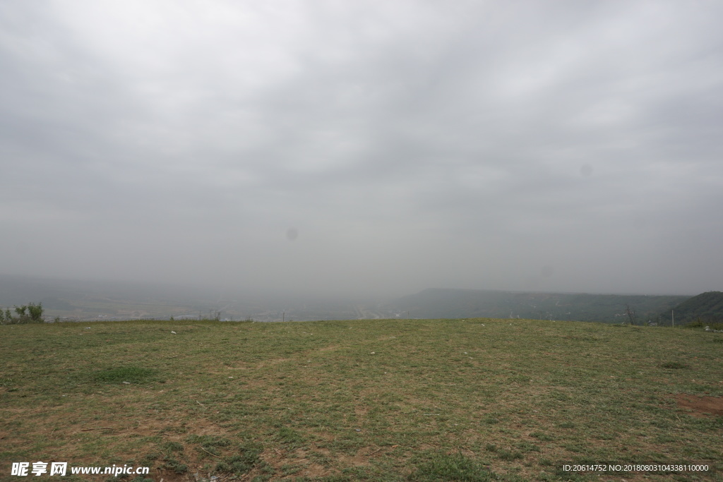 云雾缭绕的草原风景