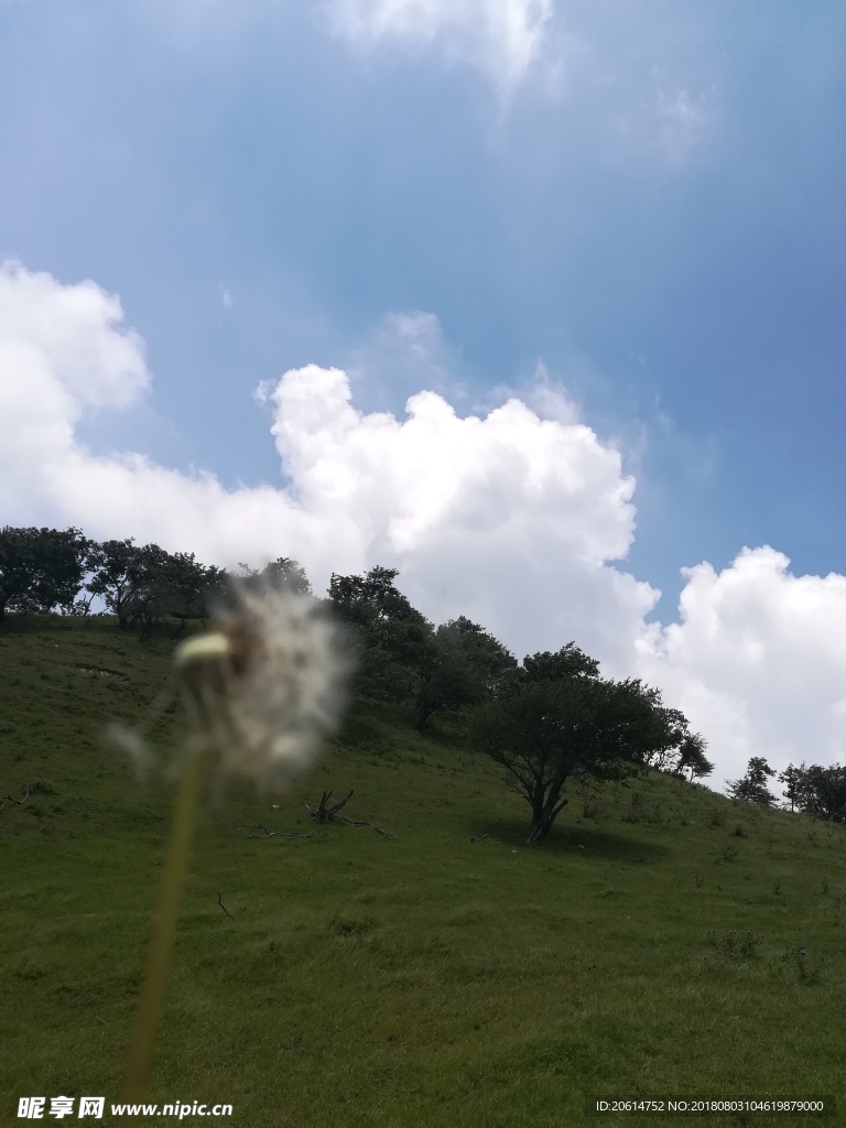 蓝天下的高山风景