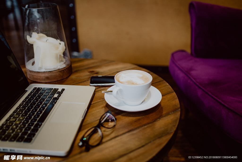 电脑和咖啡