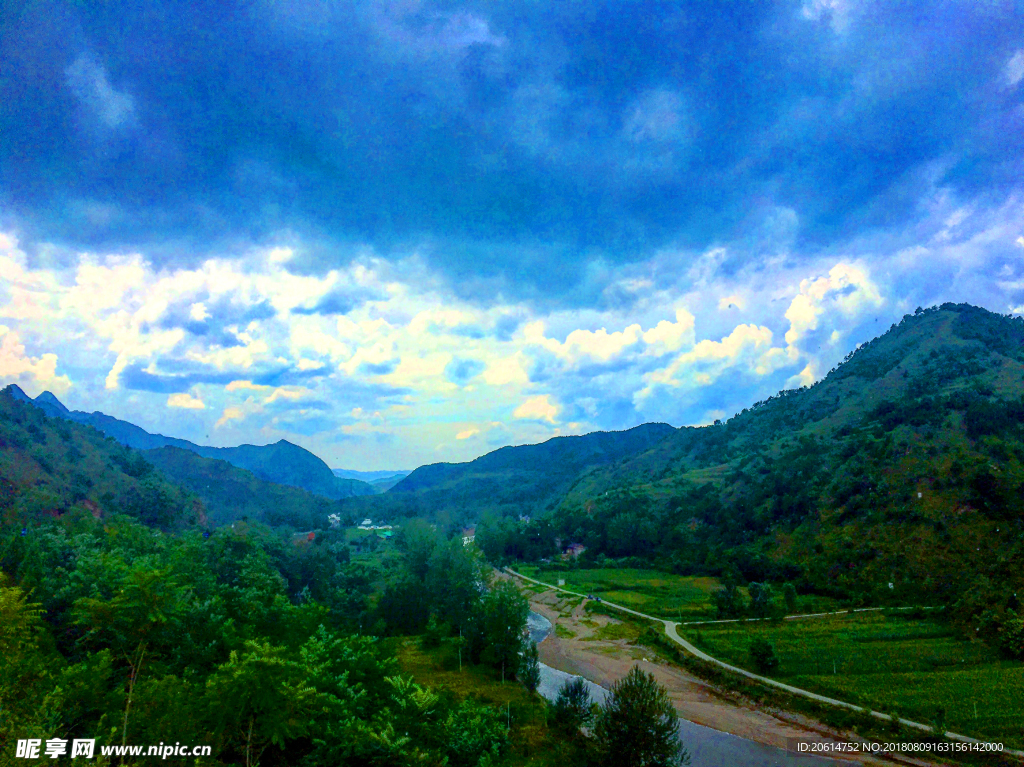 蓝天下的大山风光