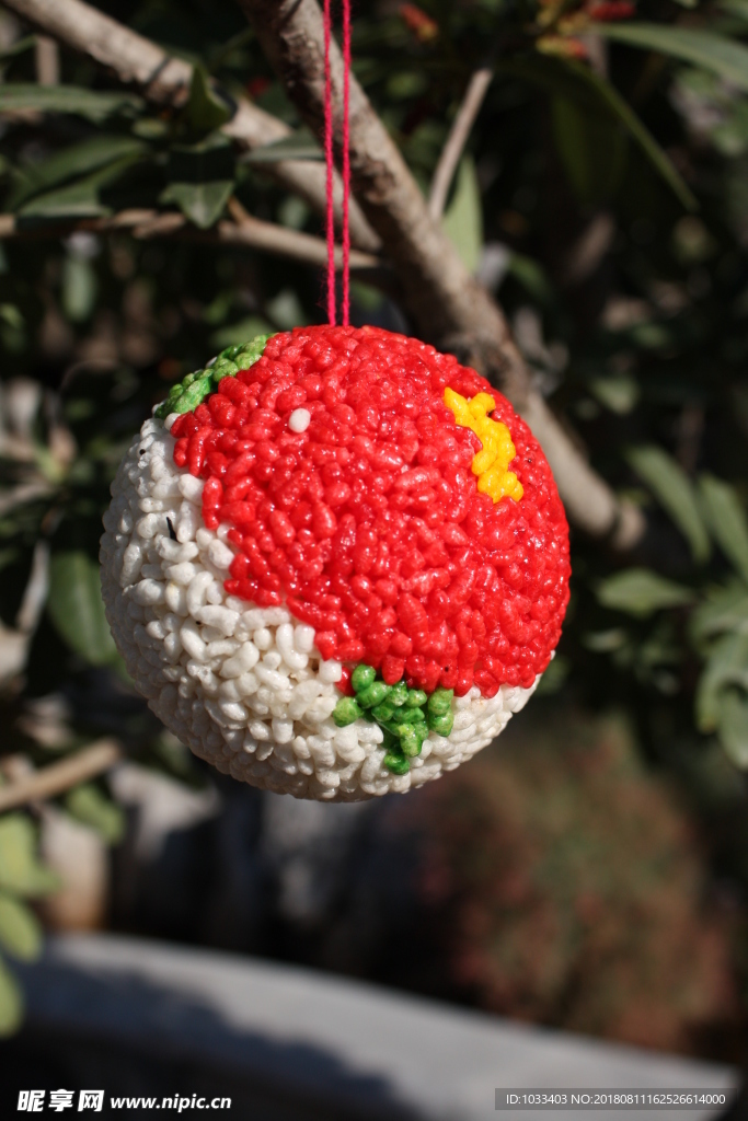 红白色的装饰吊件