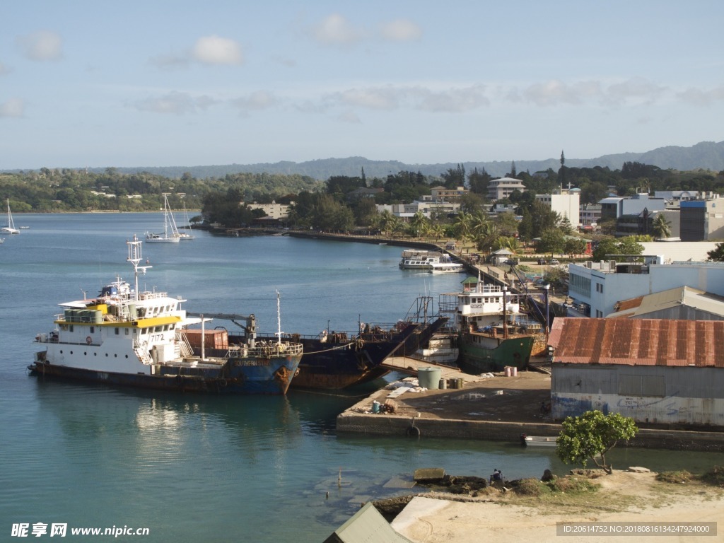 蓝天下的河道风景