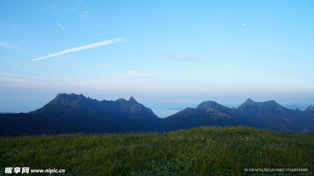 蓝天下的大山风光