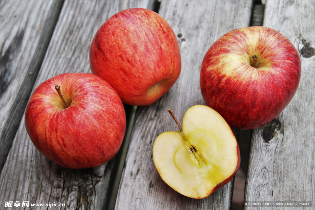 木桌上的苹果图片