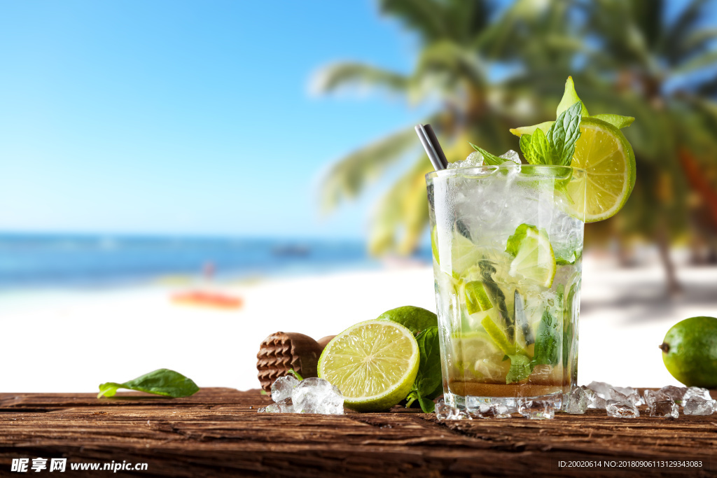 沙滩上的青柠檬冷饮