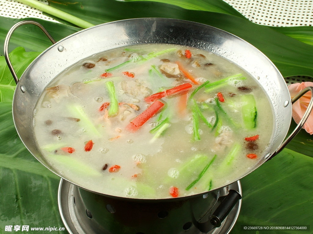 锅仔燕饺煮滑子菇