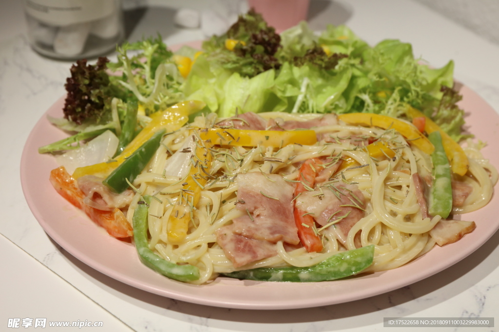 黄辣椒 烟肉 拉面 花椰菜 盘