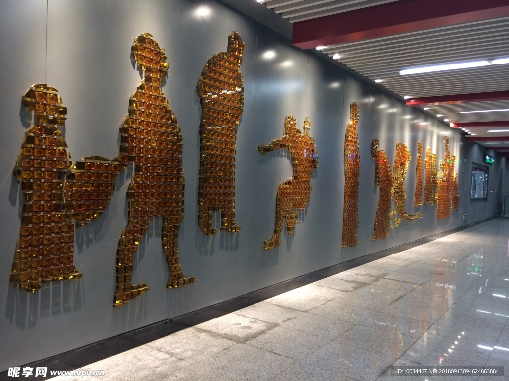 地铁站酒瓶创意墙面设计侧面长视