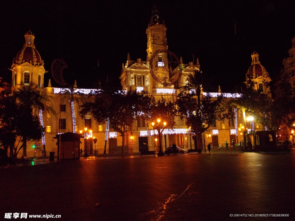 夜色下的城市广场