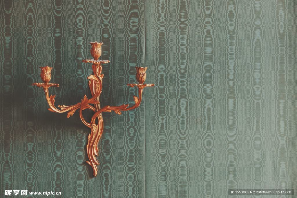 墻上的金色壁灯