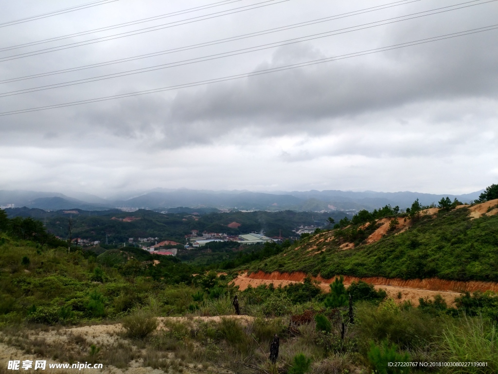 雨后山中的村落