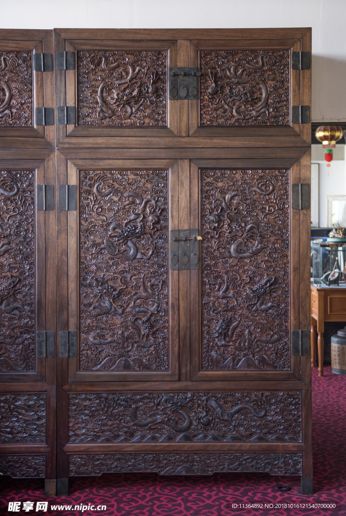 浮雕衣柜