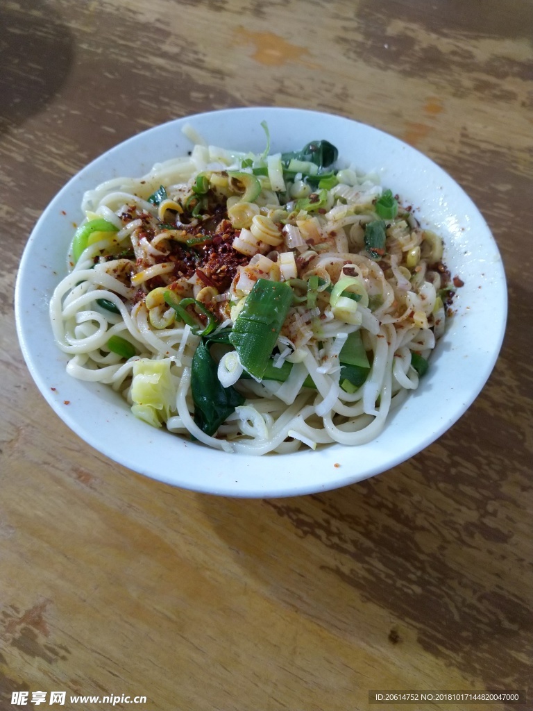 美食油泼面