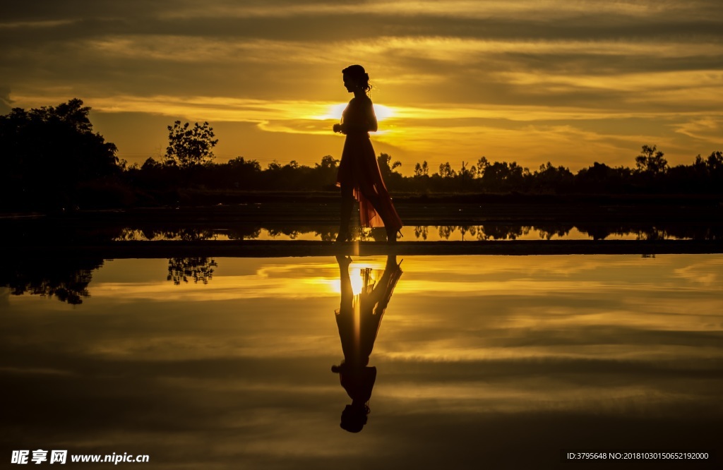 东南亚行走的女人