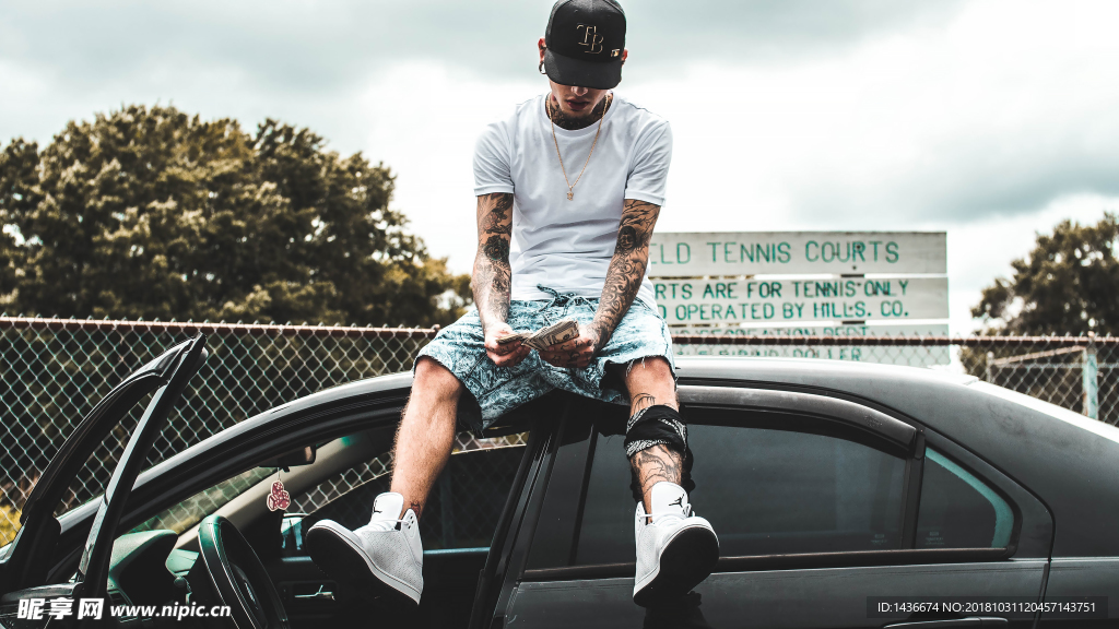 坐在豪车上的男人