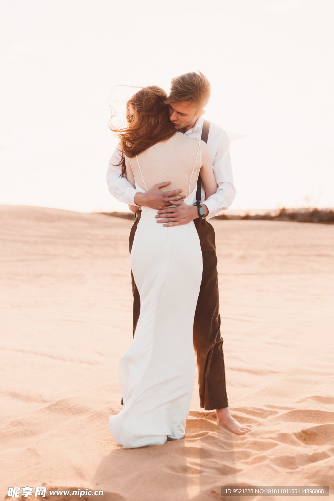 沙漠深情相拥婚纱照图片