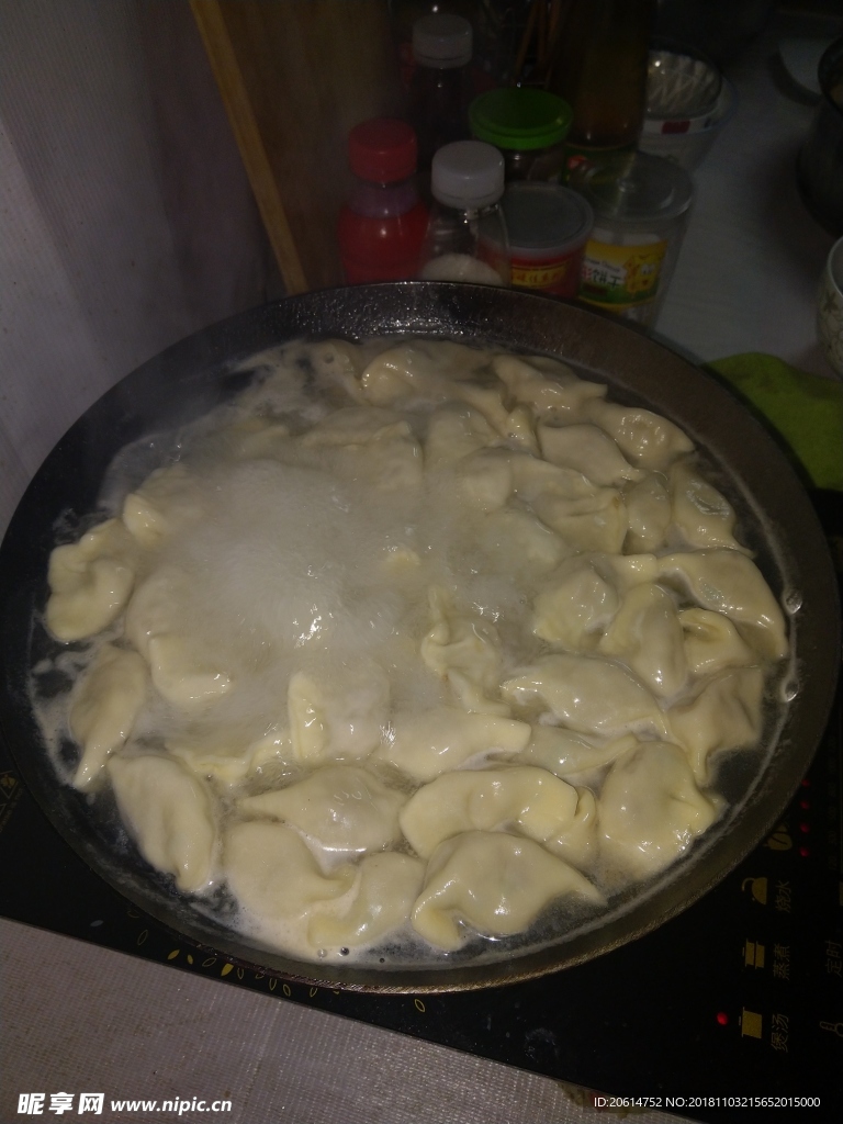 锅里沸腾的饺子