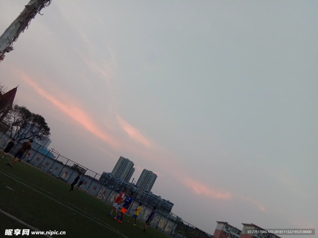 学校标志 五十六中 夕阳 傍晚