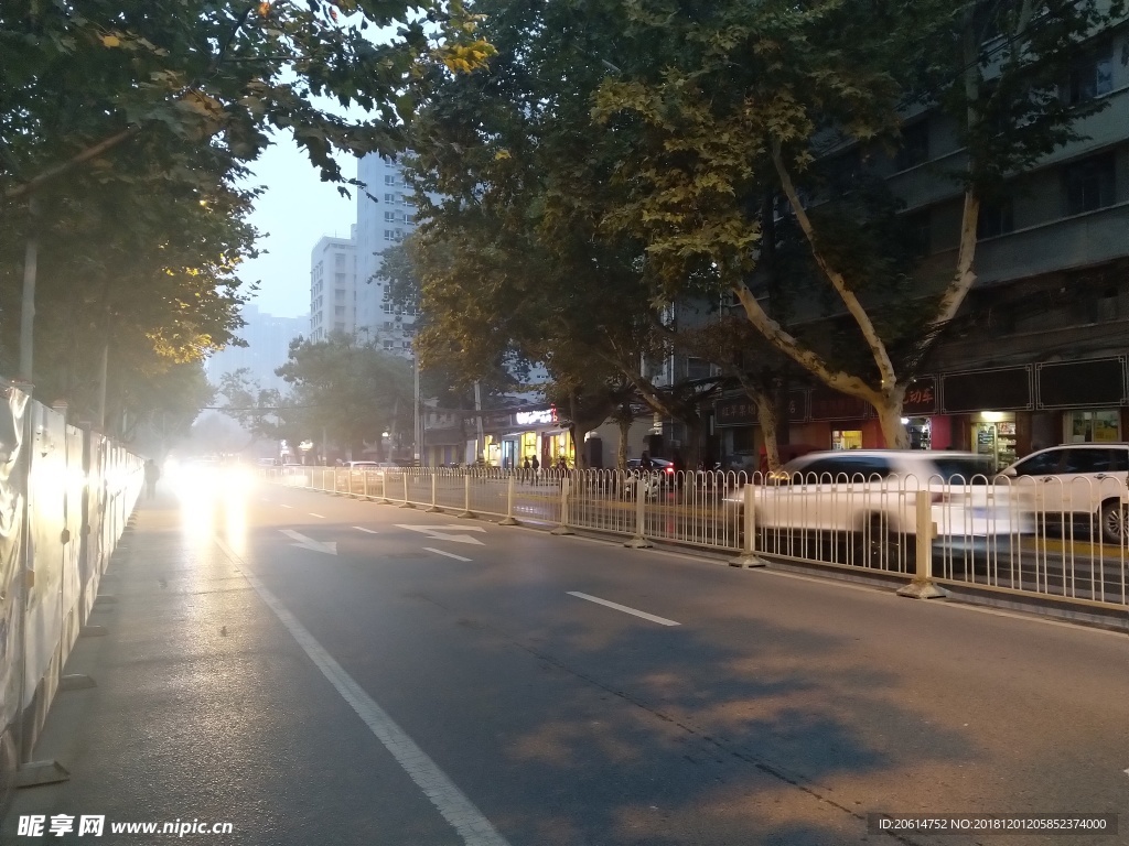 夜色下城市街道风景