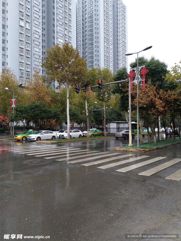 雨天的城市街道