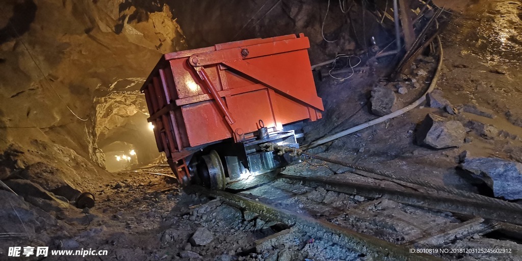 曲轨自卸式矿车