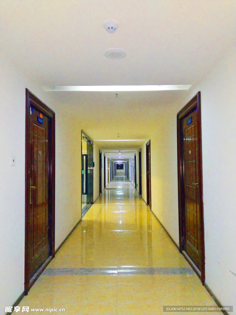 空荡荡的楼道