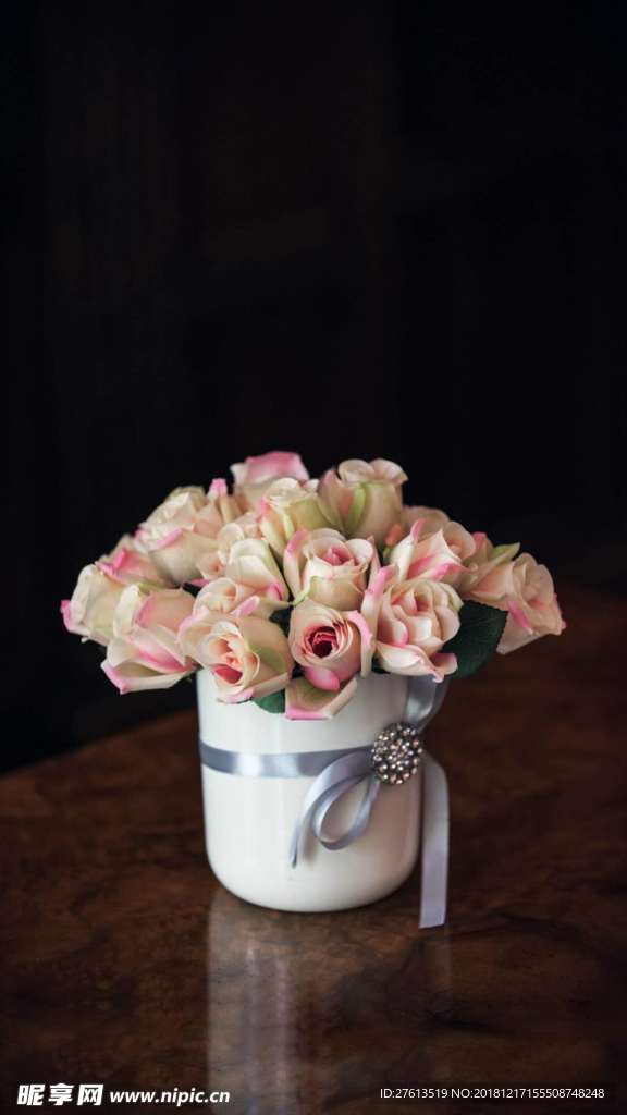 开满花盆的鲜花插花图