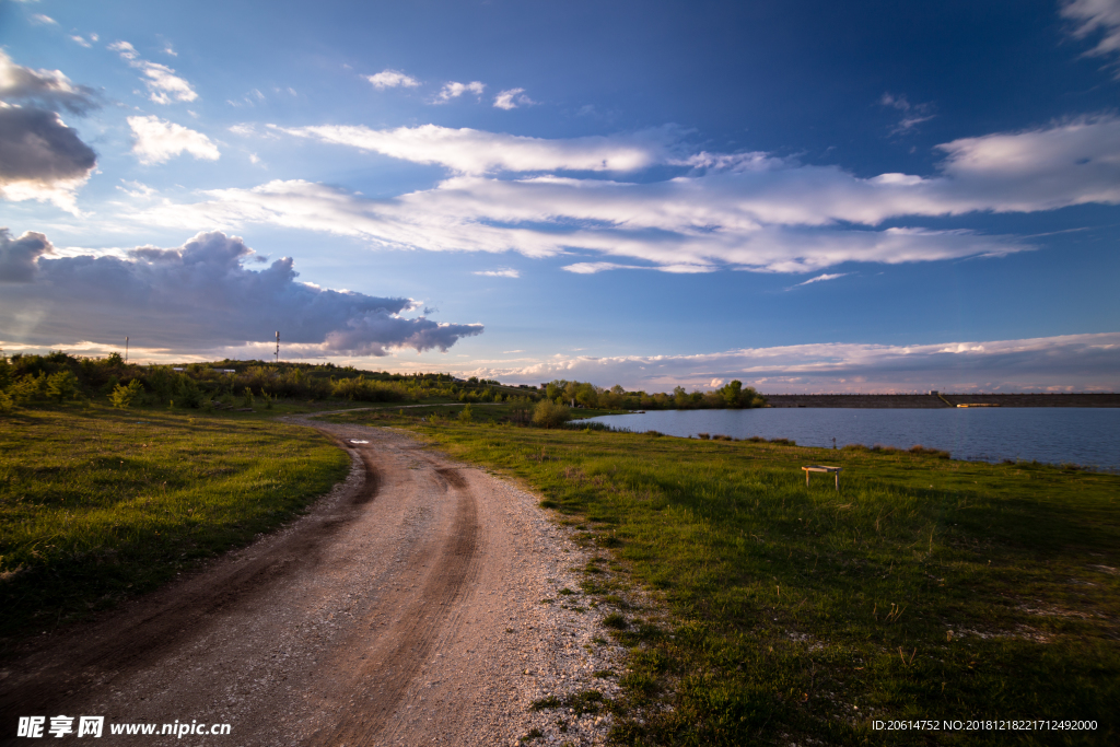 蓝天下的草原风景