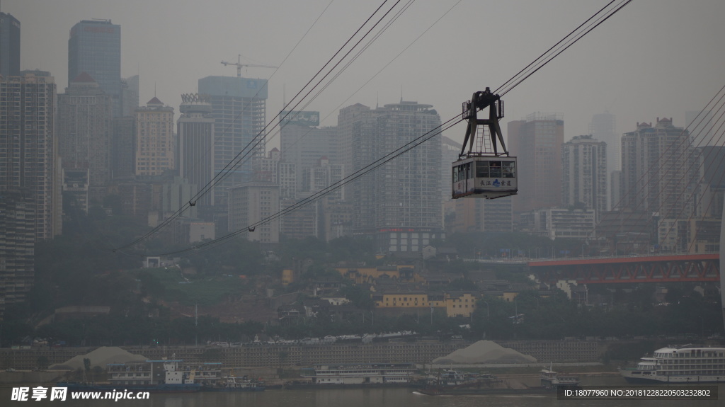雾霾下的重庆长江索道