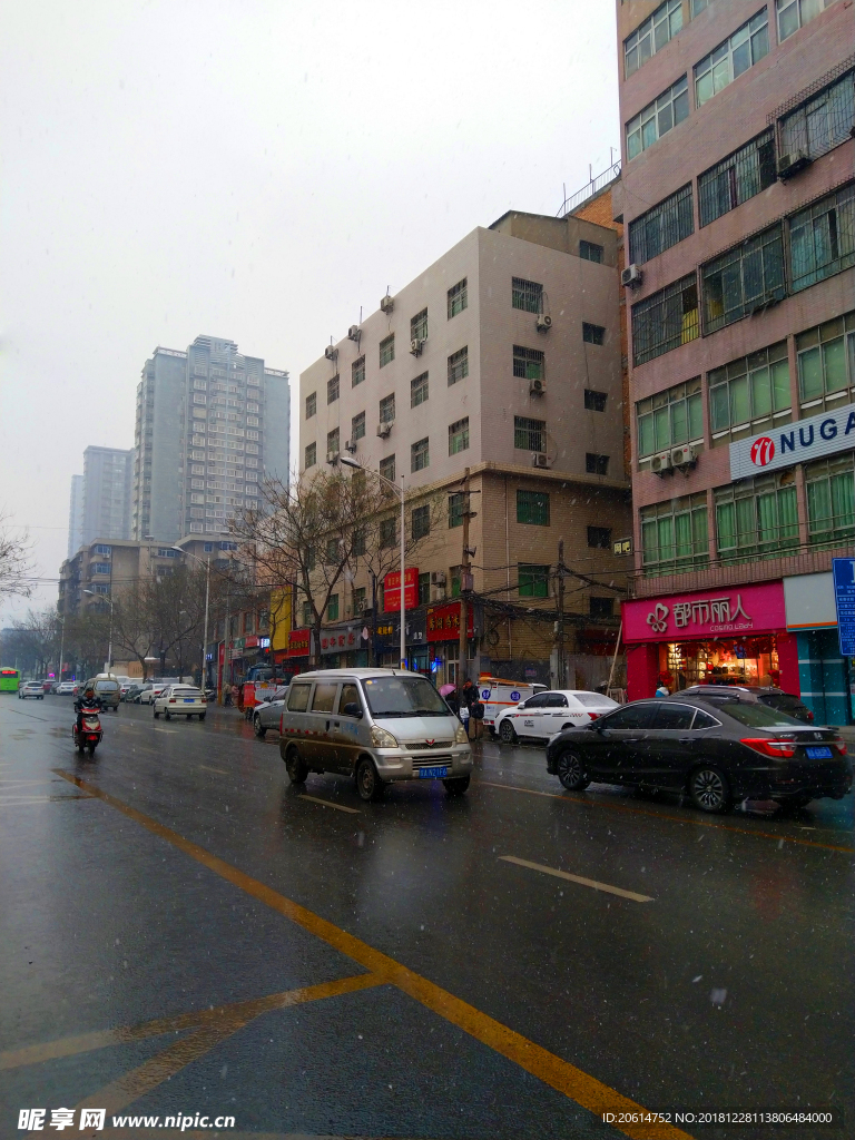 冬日里的城市街道