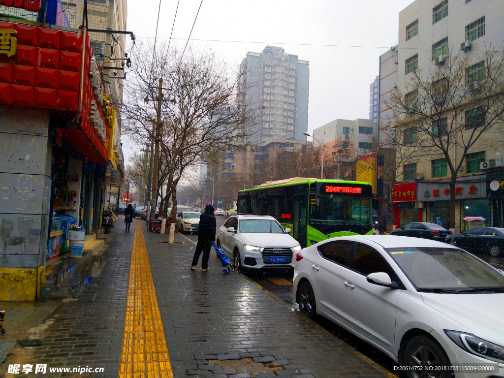 冬日里的城市街道