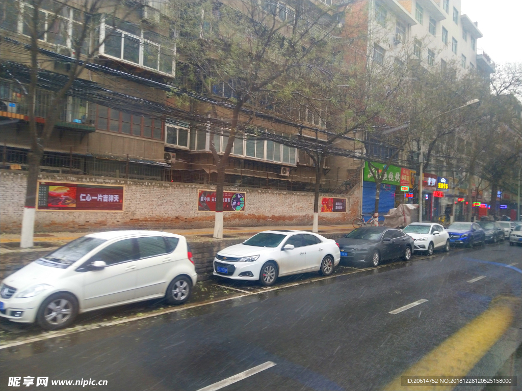 湿漉漉的城市街道