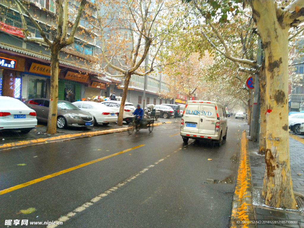 湿漉漉的城市街道