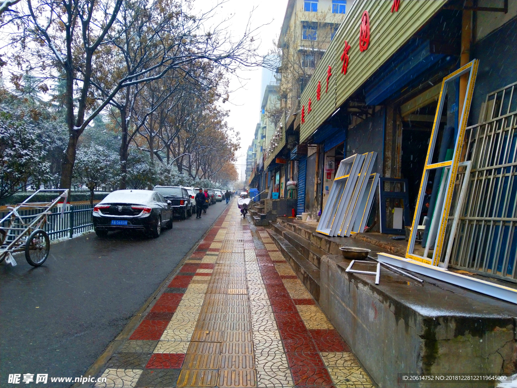 冬日里的城市街道