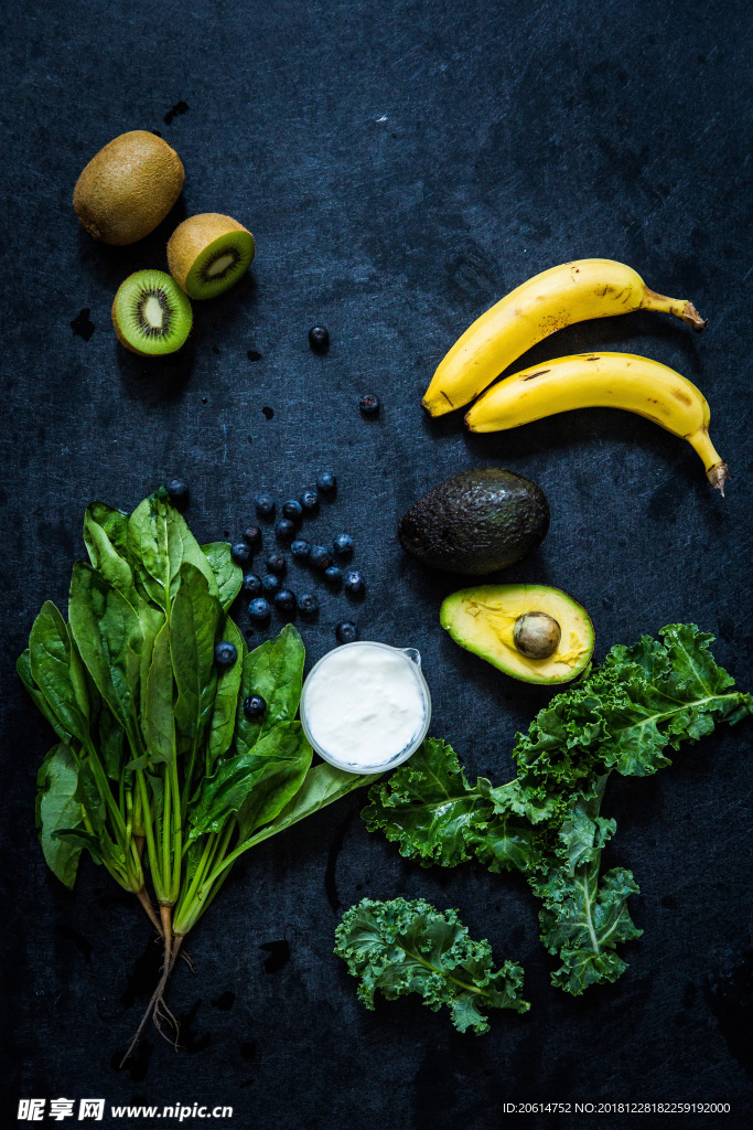 桌子上的水果蔬菜