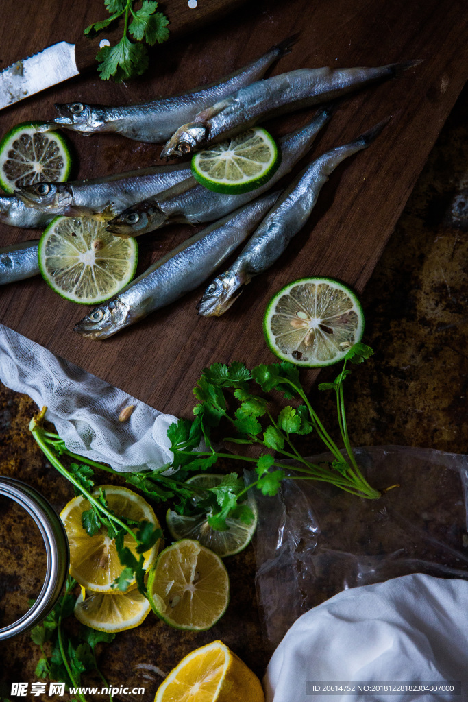 案板上的秋刀鱼