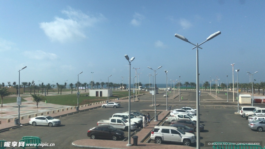 蓝天下的停车场