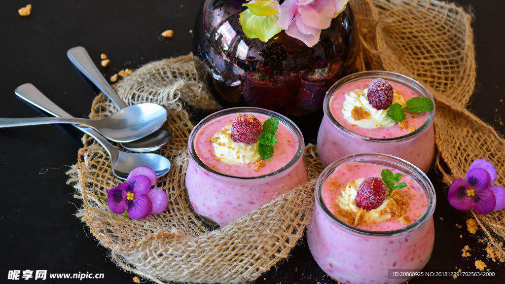 新鲜杯装酸奶图片