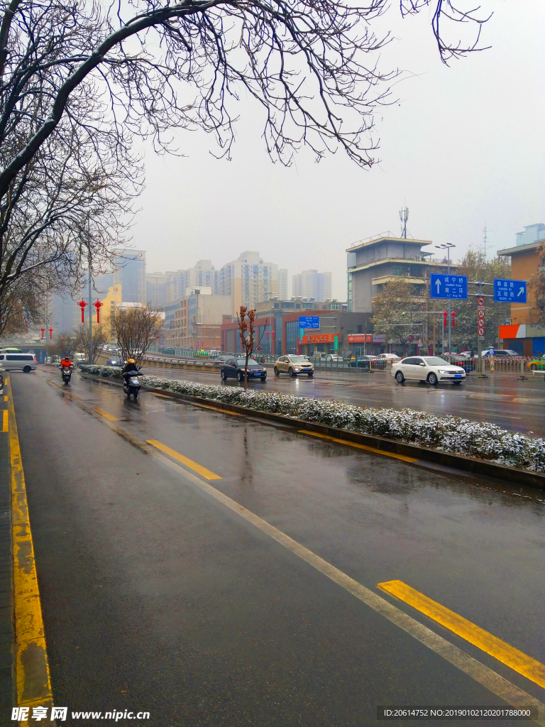 冬日里的城市街道