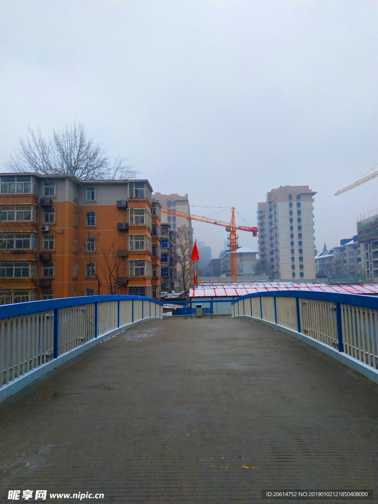 空荡荡的天桥风景