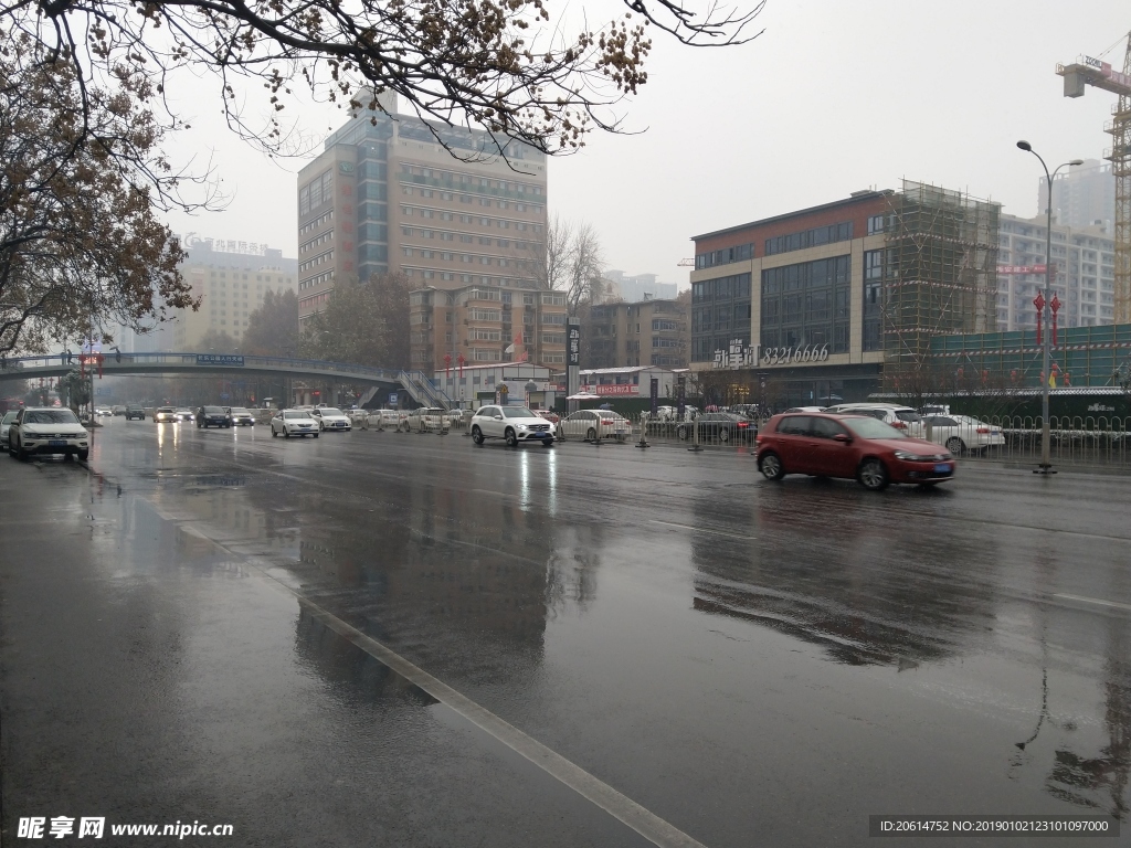 雪天下的城市街道